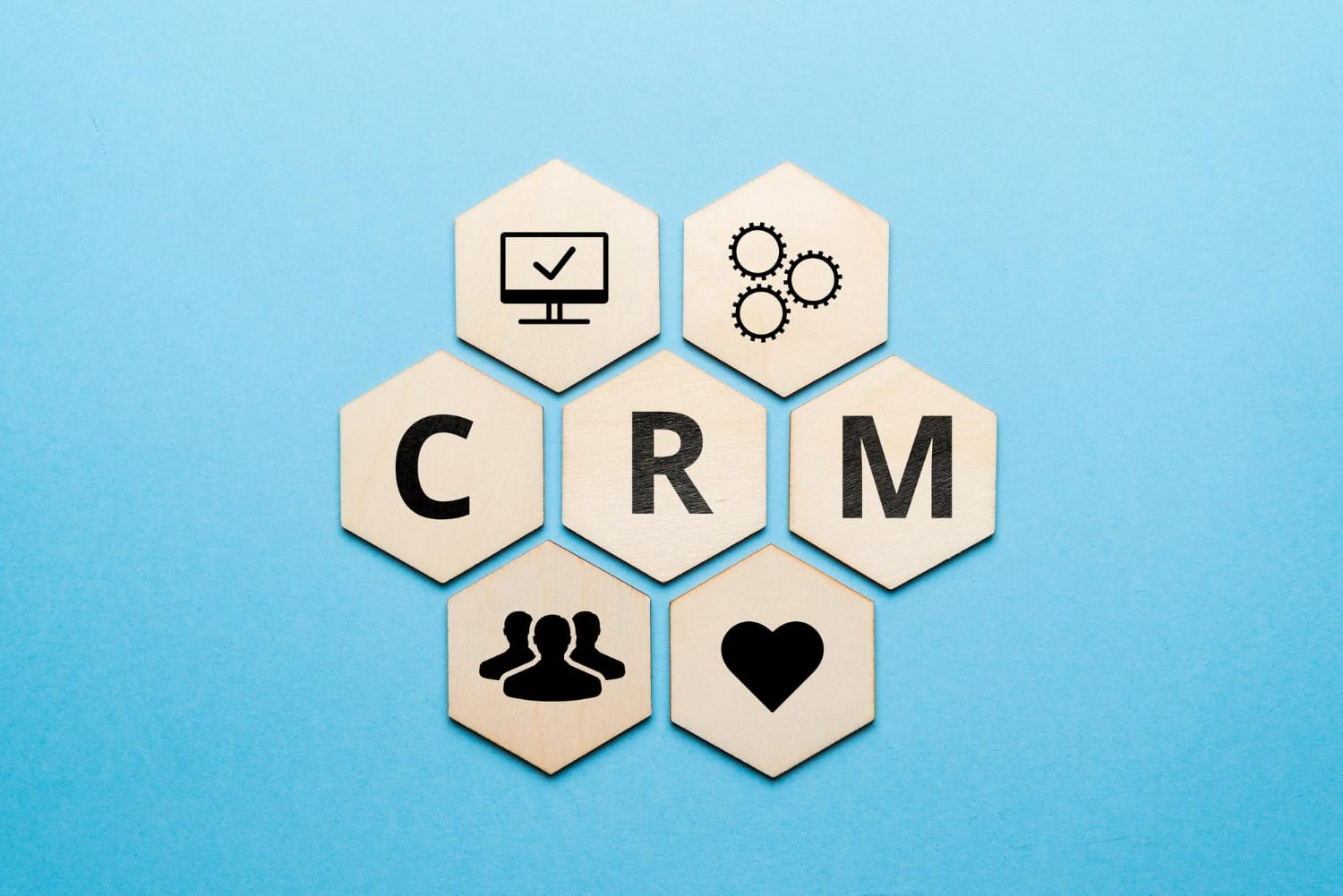 CRM 마케팅을 우드 블록으로 형상화한 모습.