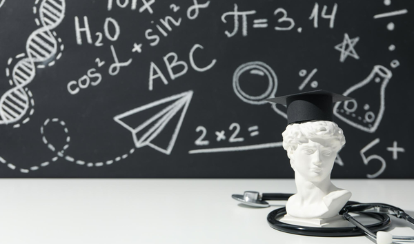 수학공식으로 가득 찬 칠판, 학사모를 쓴 그리스 조각상, 청진기가 흑백 사진에 나와 있